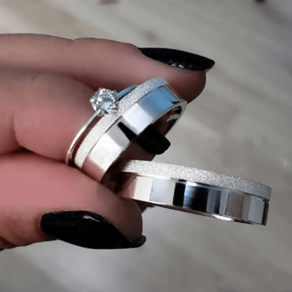 Conjunto em prata, par de alianças 6mm R1 Diamantada + Anel Princesa